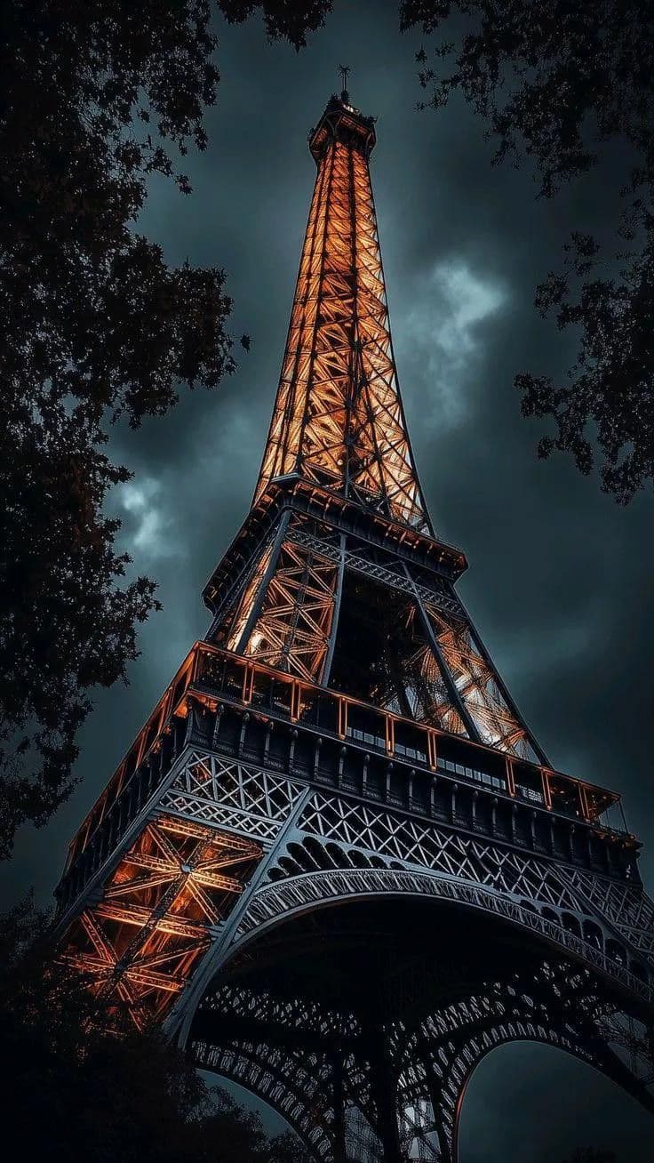 Torre Eifel con Cielo Nocturno